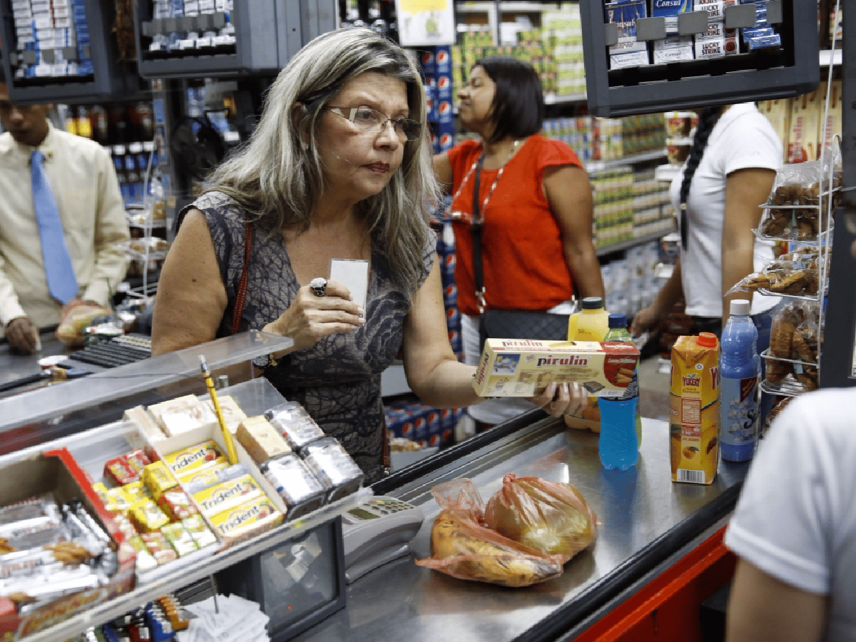 Venezuela  acumuló una  inflación de  casi 1.400%  en 11 meses