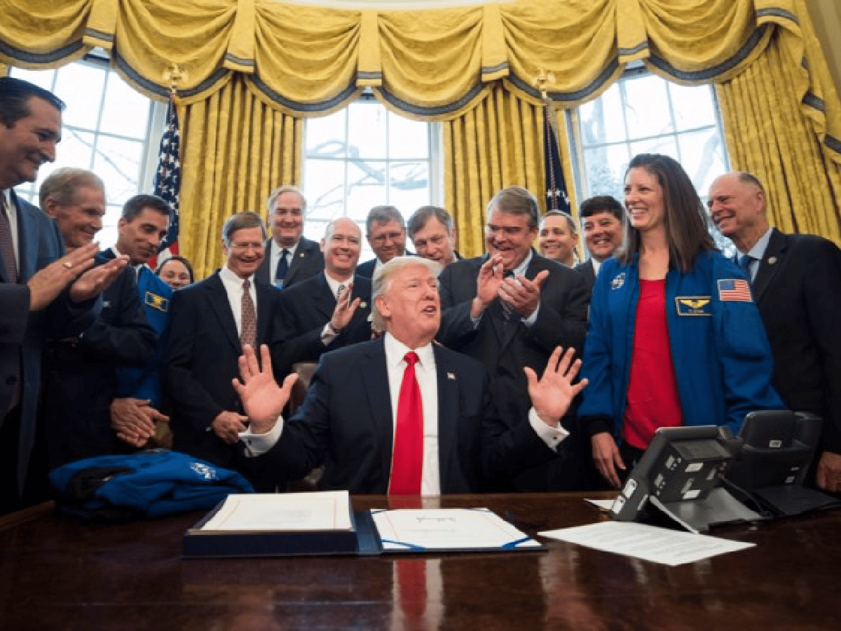 Donald Trump ordena la creación de una fuerza armada espacial 