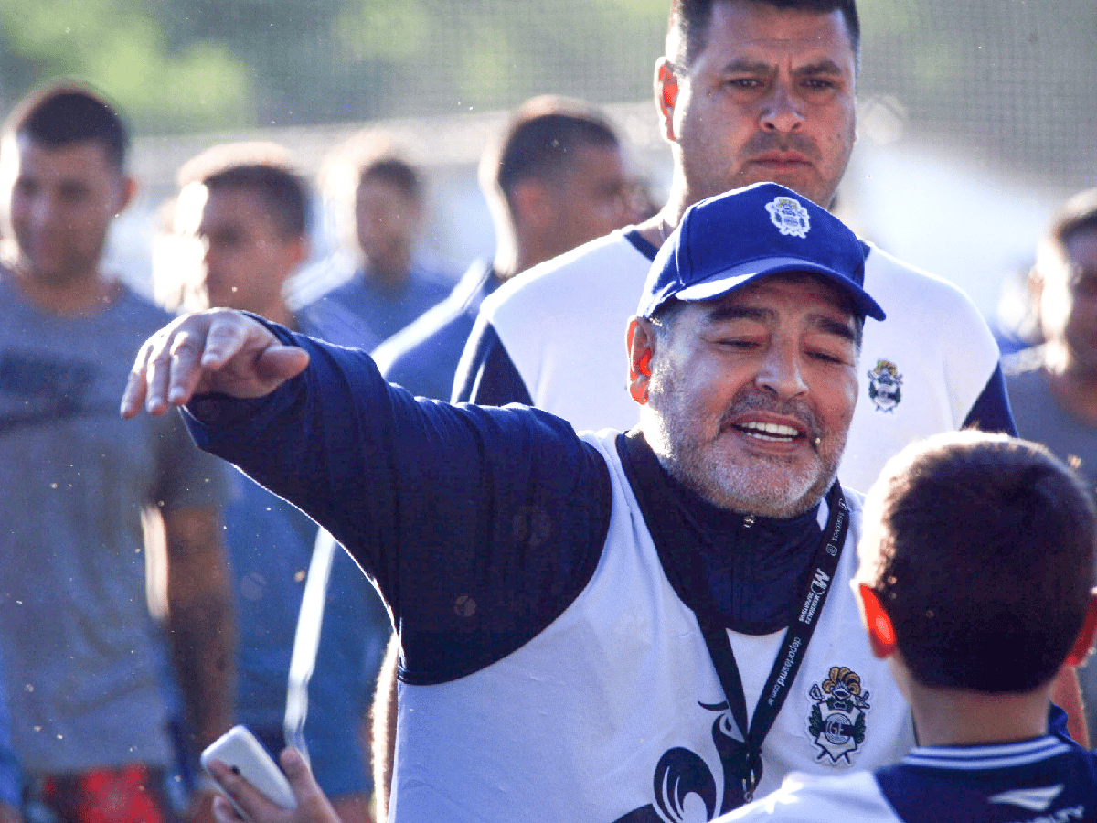 Maradona saludó a los hinchas de Gimnasia luego del entrenamiento