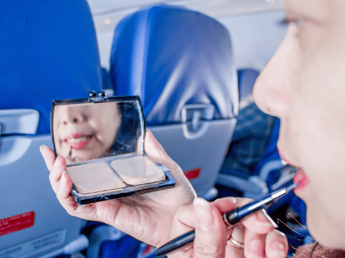 Las razones por las cuales no se recomienda viajar en avión con maquillaje