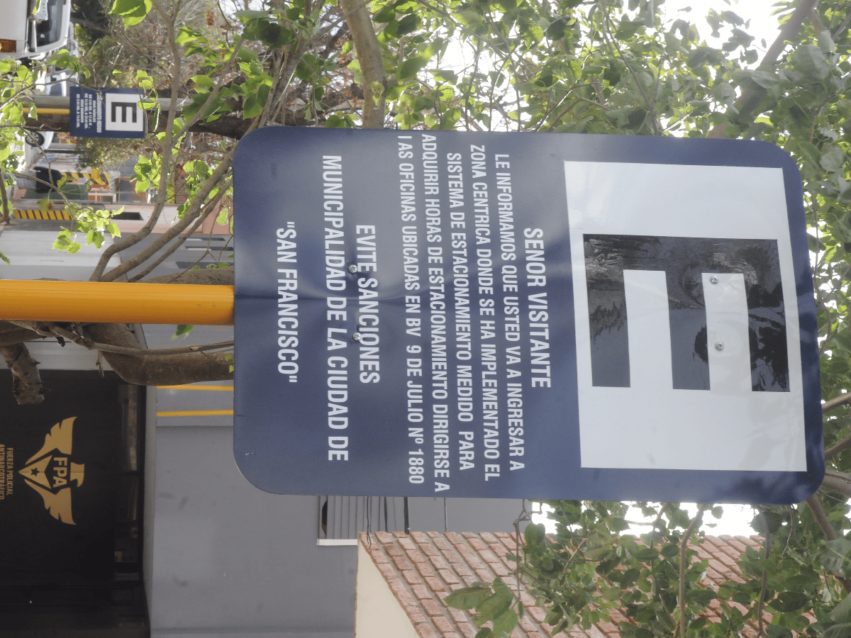 Estacionamiento medido: advierten a través de carteles para evitar sanciones 