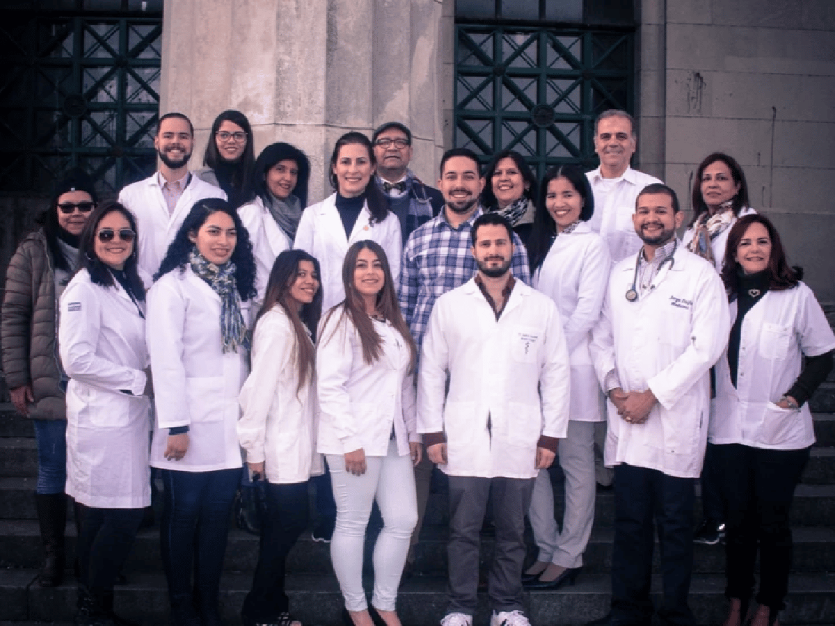 Son médicos venezolanos que llegaron a Buenos Aires a buscar trabajo pero el Gobierno los reinsertó y ahora salvan vidas en zonas rurales