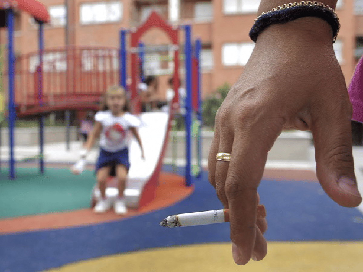 En Buenos Aires quieren prohibir por ley fumar en plazas y espacios verdes