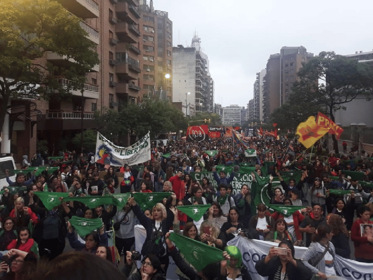 Multitudinaria marcha en Córdoba contra la violencia hacia las mujeres