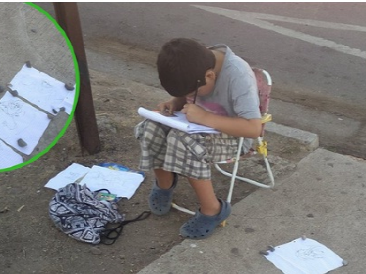 Chile: niño vende sus dibujos para comprar útiles escolares y se hace viral