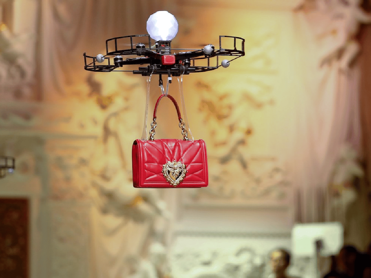 Desfile con drones en lugar de modelos en arabia saudita desató polémica sobre derechos de la mujer