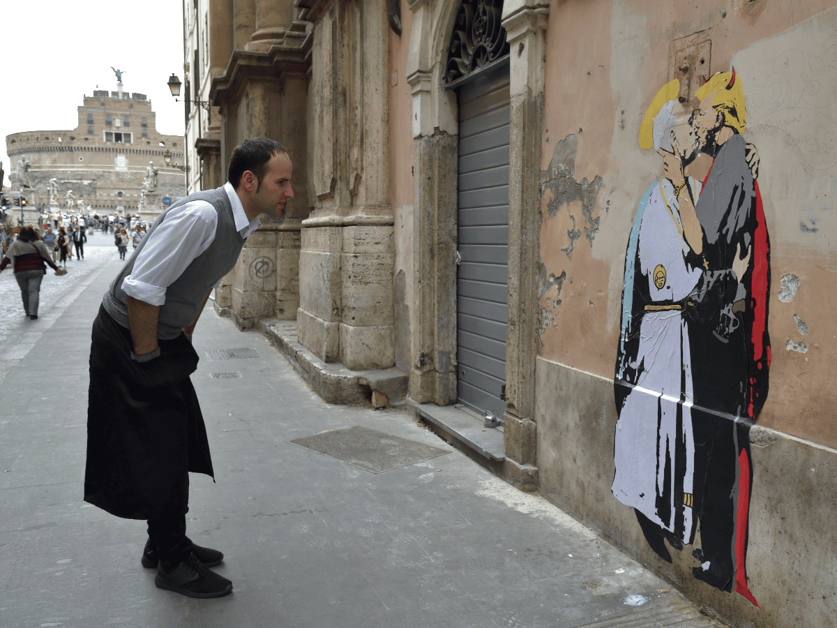 Un mural del papa Francisco y Trump besándose aparece en el Vaticano