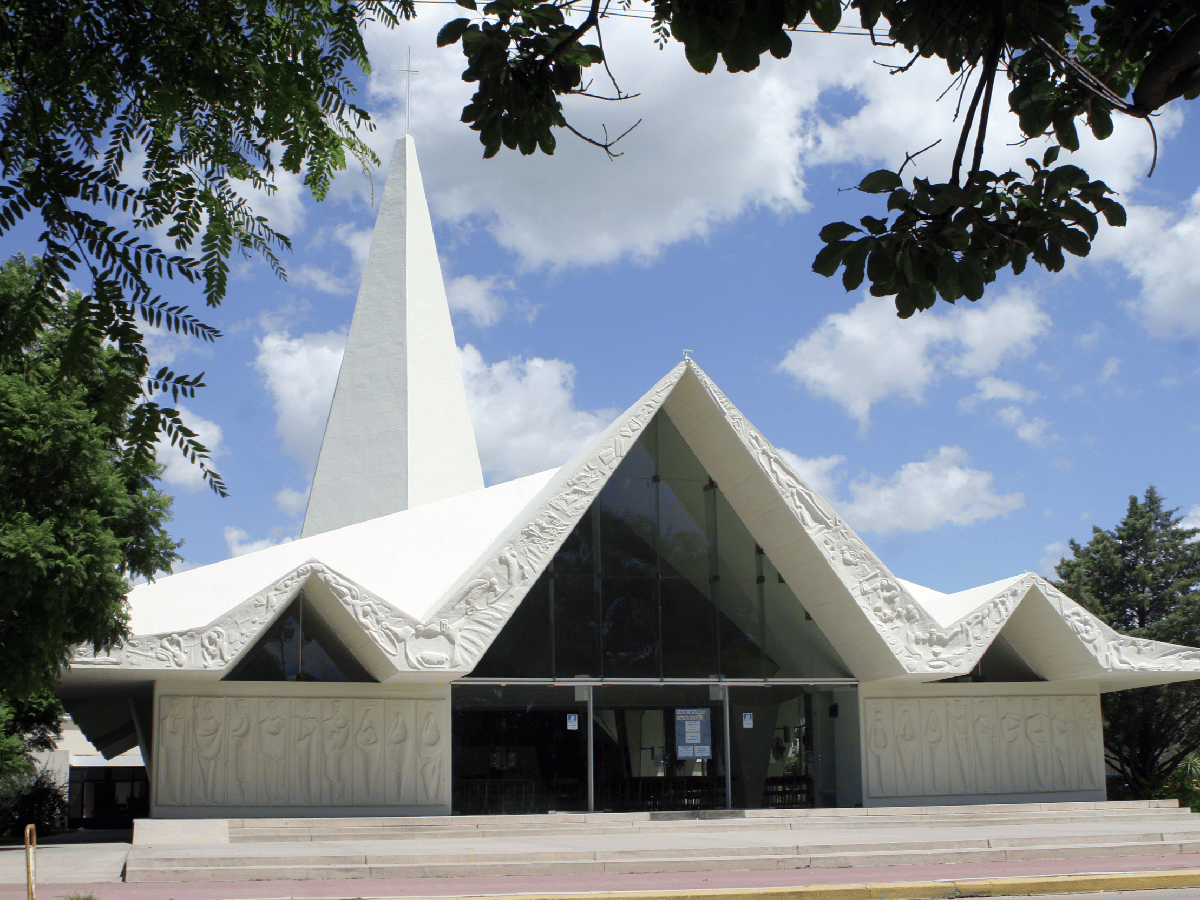 Arroyito: una iglesia que busca con su arquitectura acercar a la comunidad 
