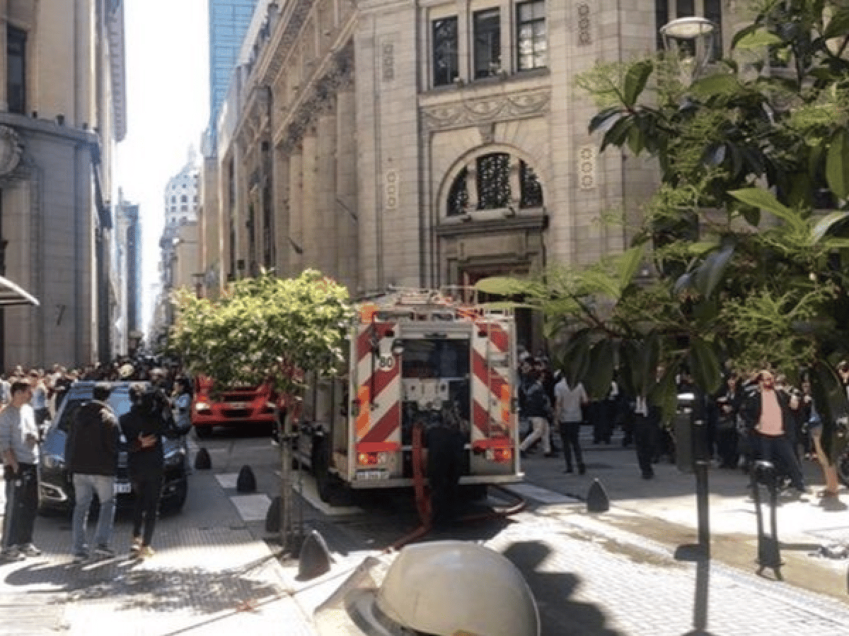 Combaten un incendio en la sede central del Banco Nación