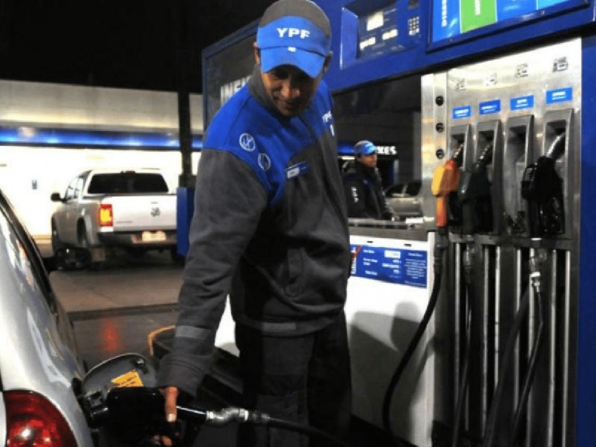 YPF bajaría el precio de los combustibles
