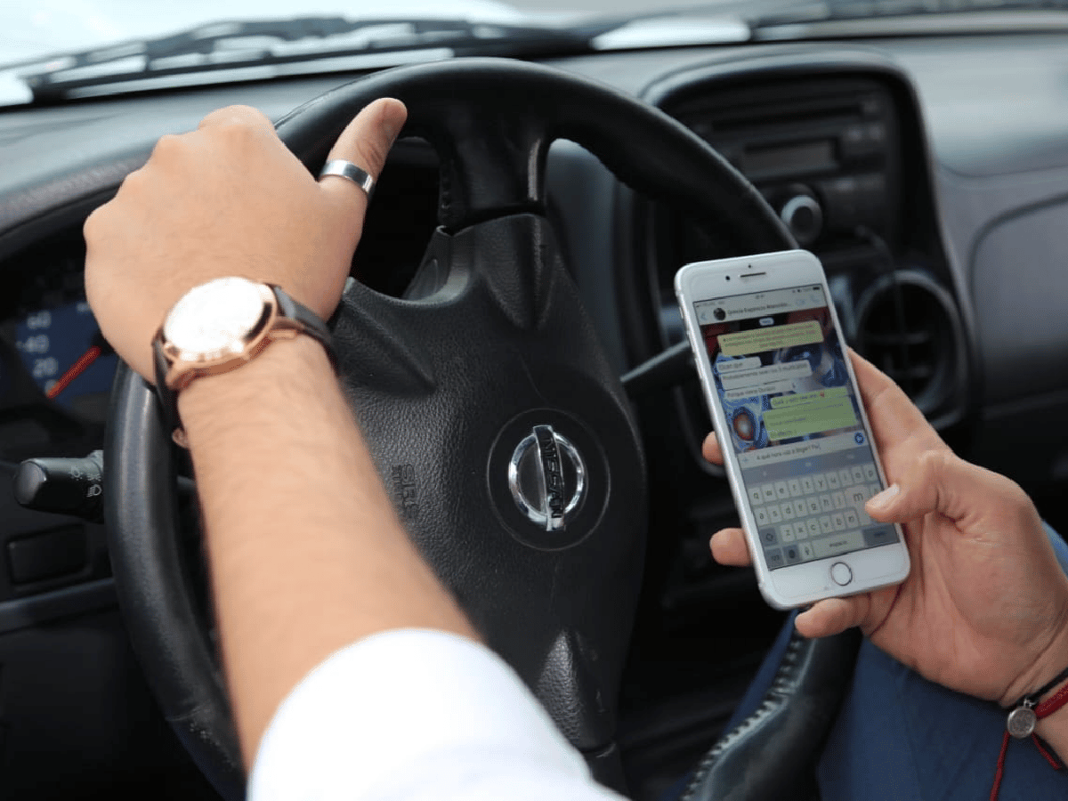 La mitad de los conductores admite usar celular, GPS y aplicaciones mientras maneja