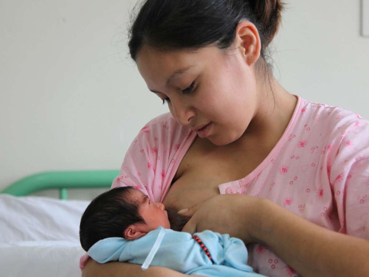 La leche materna protege "más  eficazmente" a las nenas que a los varones, según un estudio