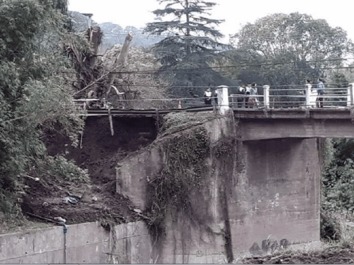 Se derrumbó un puente en Tucumán: un muerto y un herido