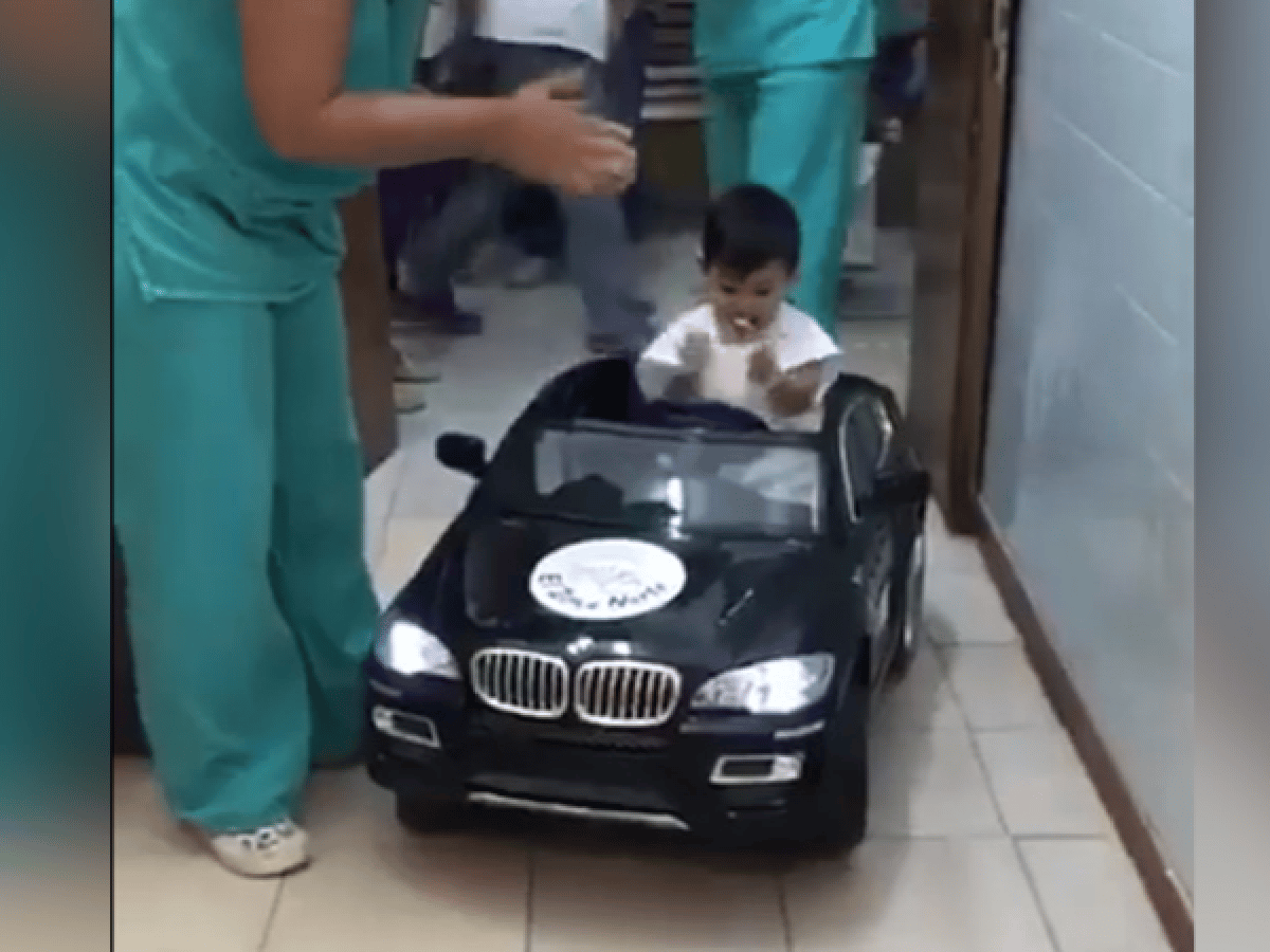 Hospital de Niños "Roberto Carra" de Rosario incorporó un autito eléctrico para llevar a los niños al quirófano