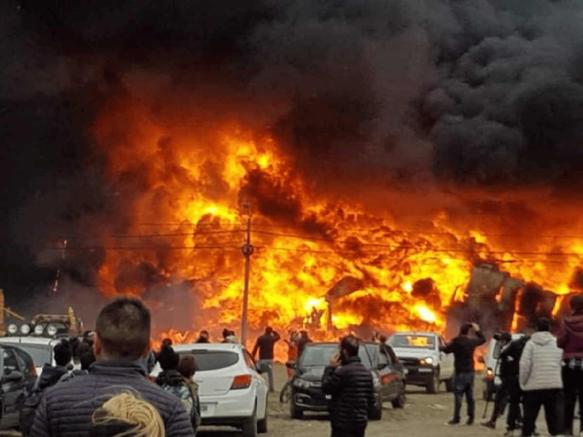 Devastador incendio en una fábrica de plástico en Río Grande