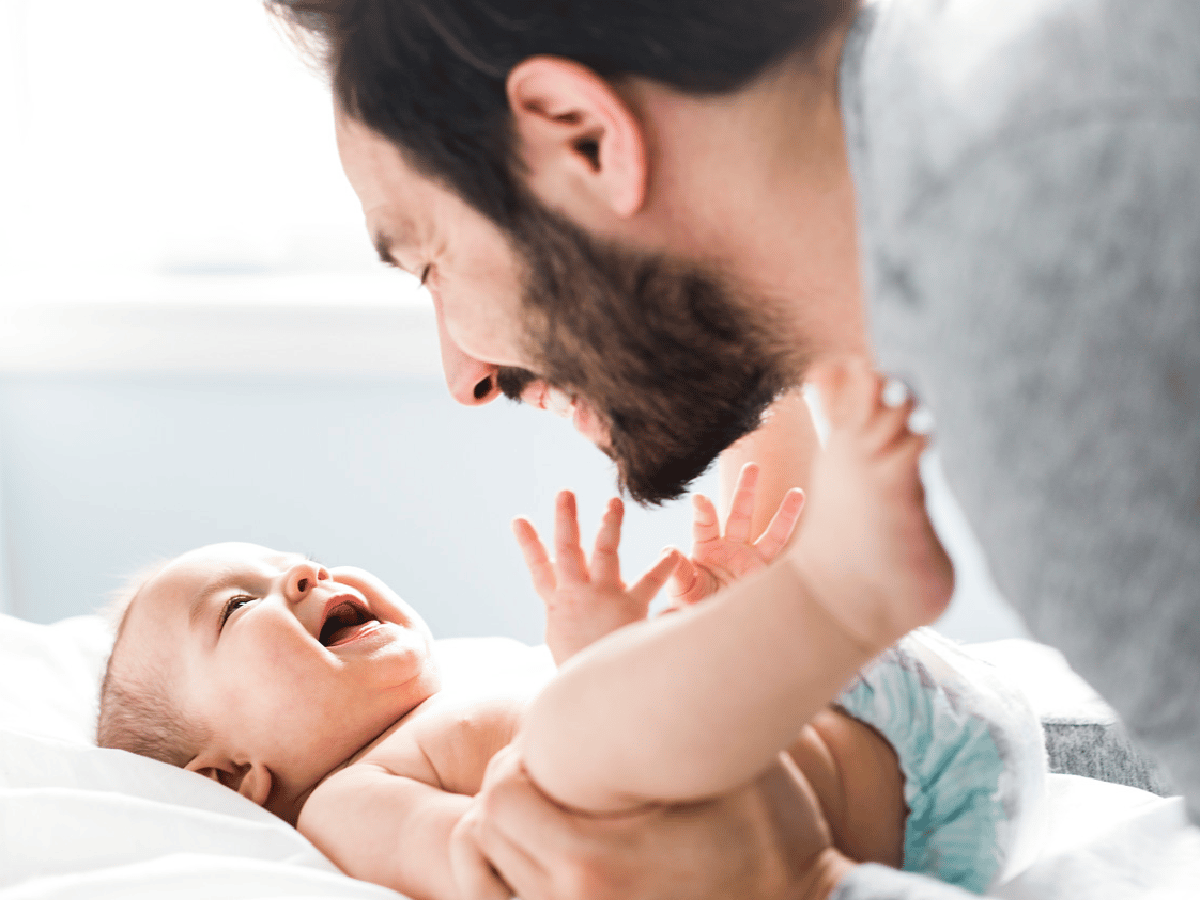 Buscan extender a un mes las licencias por paternidad