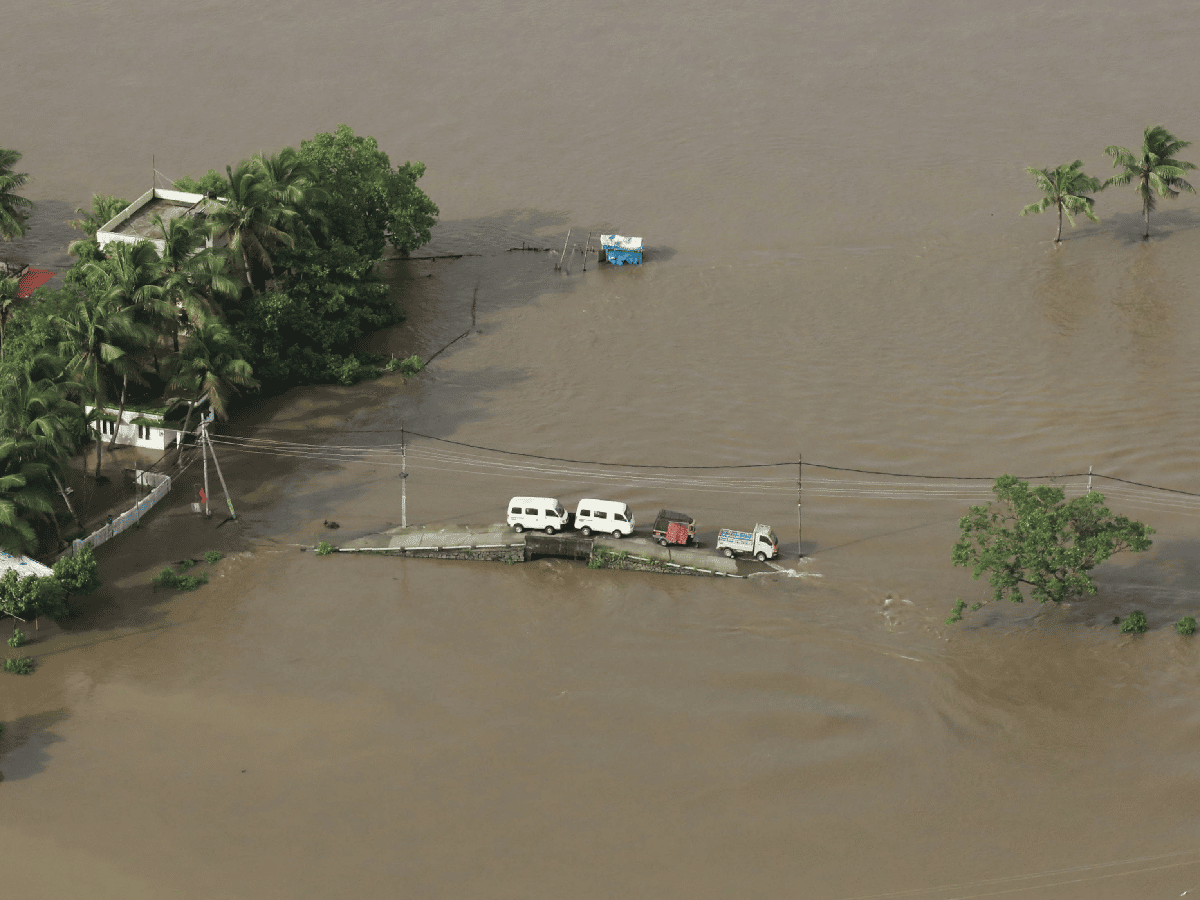 Miles de personas sitiadas en India por las inundaciones que causaron más de 320 muertos