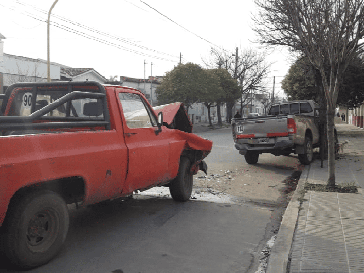 Por esquivar un perro, chocó  una camioneta estacionada en barrio Roca 
