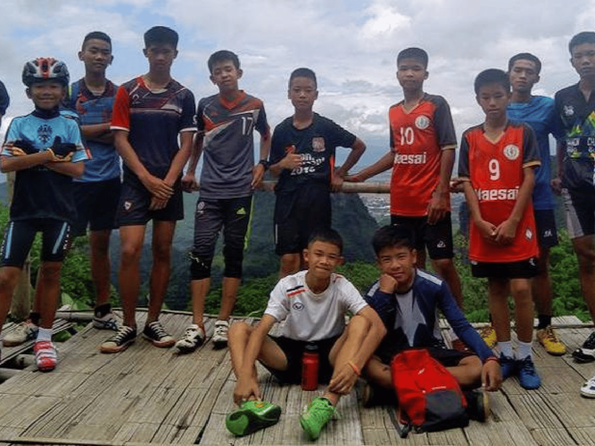 Hallan sanos y salvos a niños atrapados en una cueva en Tailandia