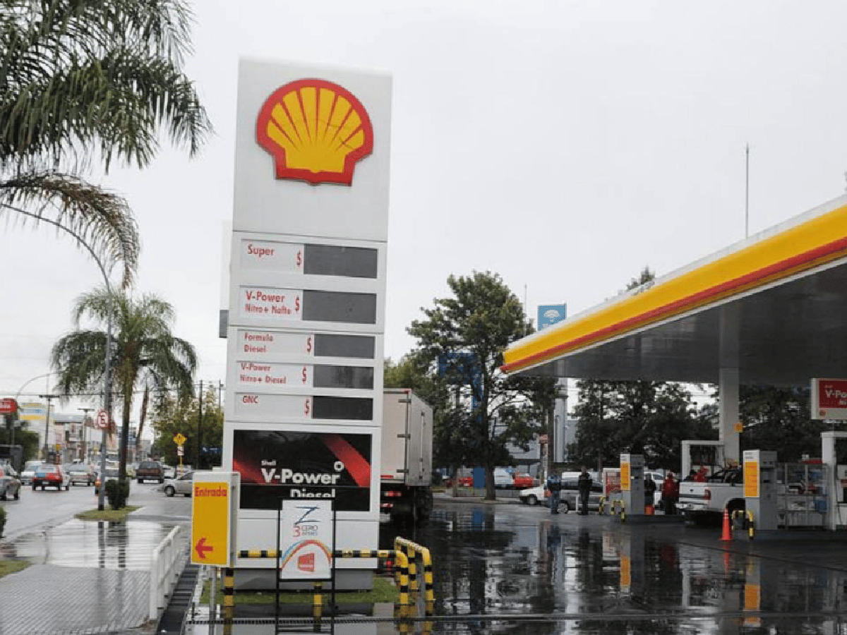 Shell se suma a la decisión de YPF y baja sus naftas