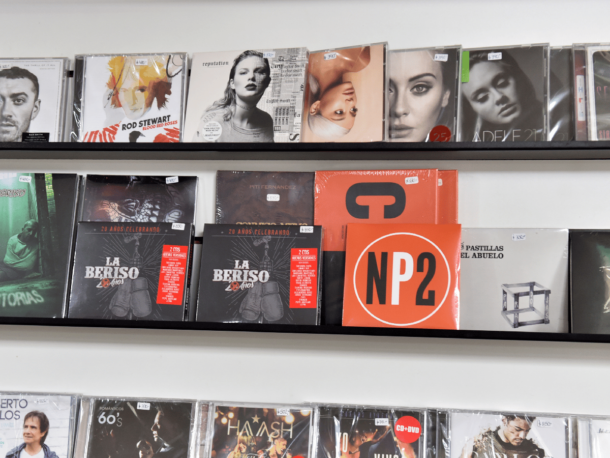 Pese a la crisis y Spotify, los discos  siguen saliendo de las bateas 