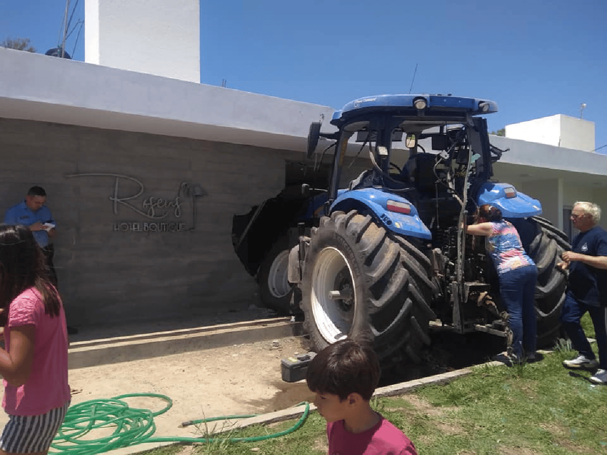 Tractor sin chofer chocó contra la pared de hotel en Miramar: sólo daños