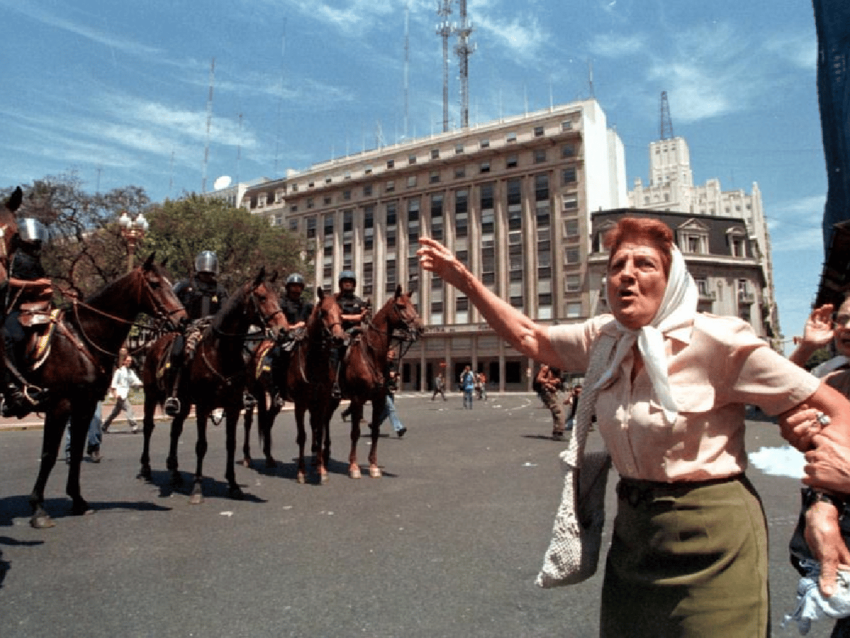 El juez Bonadio sobreseyó a policías acusados de reprimir a Madres de Plaza de Mayo en 2001