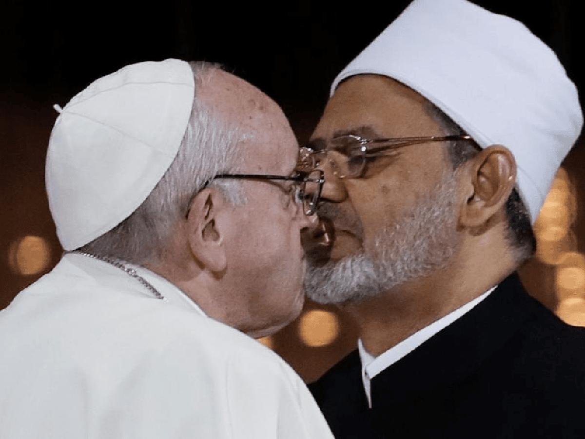 La foto del Papa que recorre el mundo: besó un imán musulmán y abogó por la libertad de religión