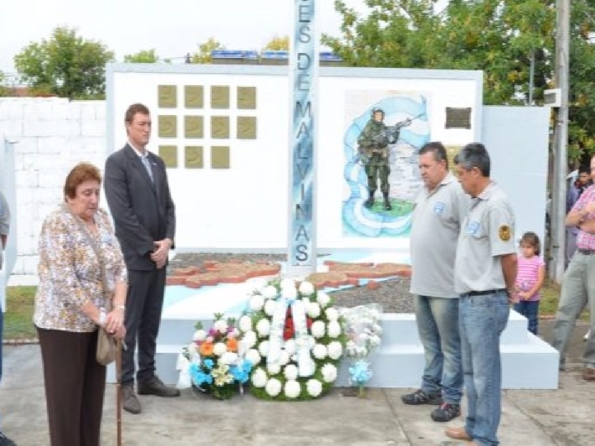 Vigilia y acto para homenajear  a los héroes de Malvinas   