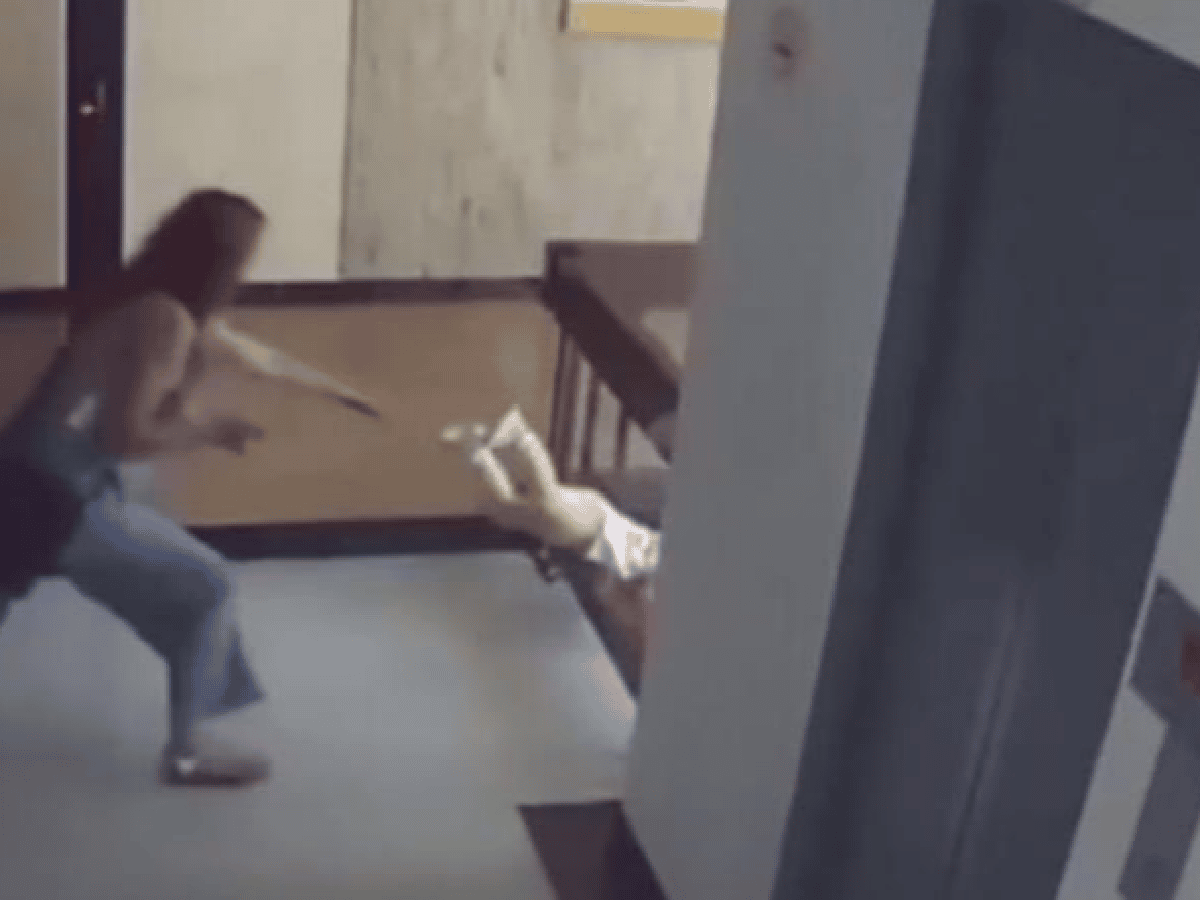 Video: salvó a su hijo de caer de un cuarto piso en el último segundo