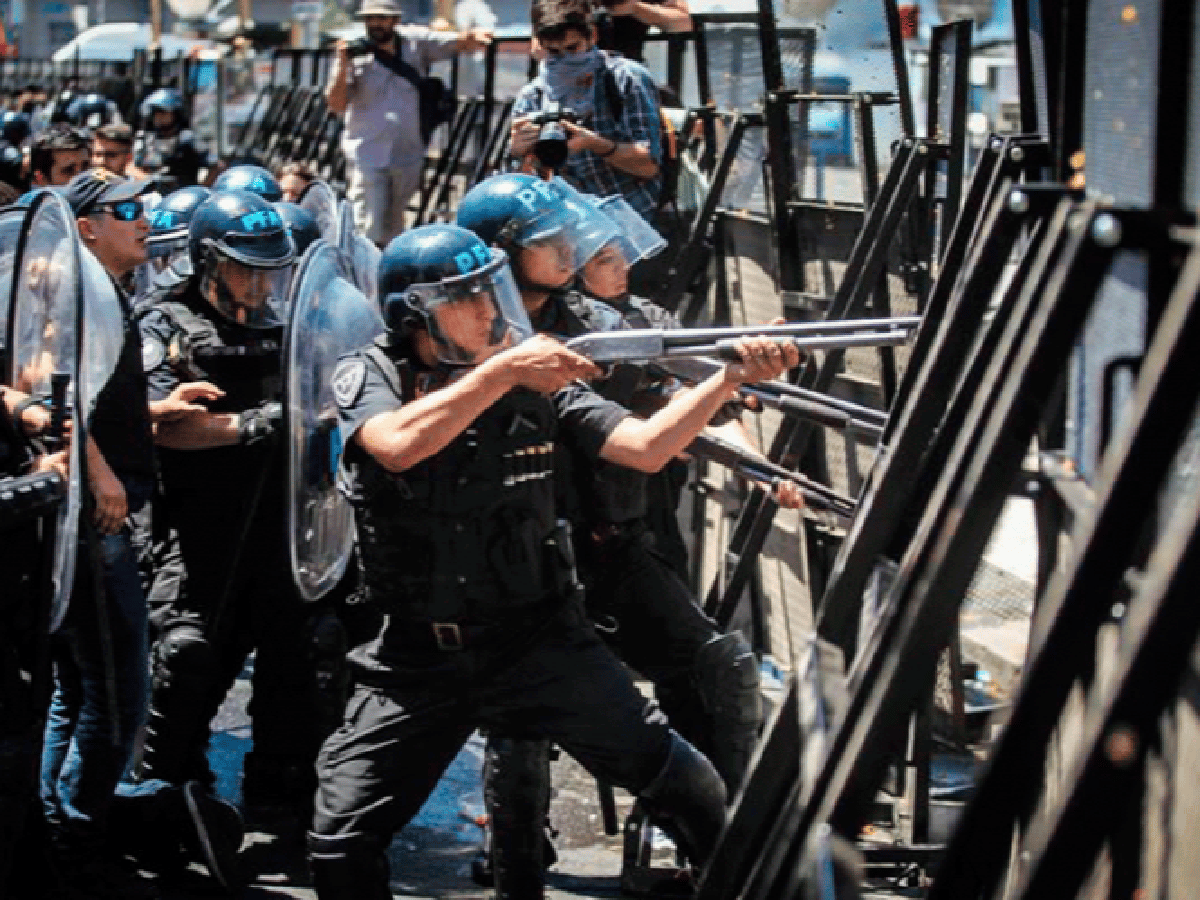 Ordenan detener a un policía por la represión frente al Congreso 