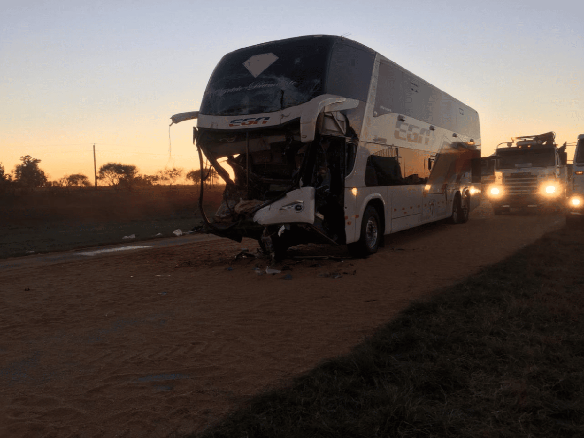 Una pasajera murió tras el choque de un colectivo y un camión en la autopista Rosario-Córdoba