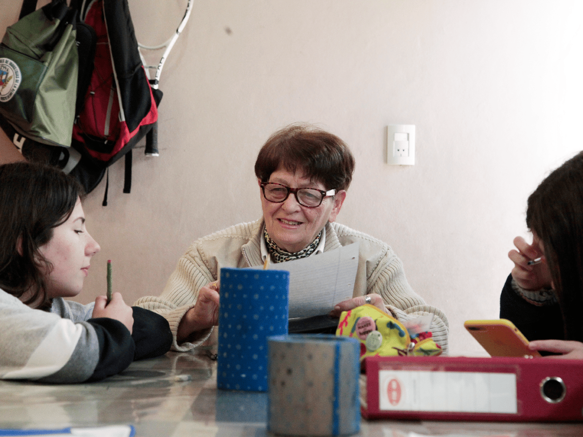 Nelly, la maestra de 81 años que se resiste a dejar el guardapolvo 