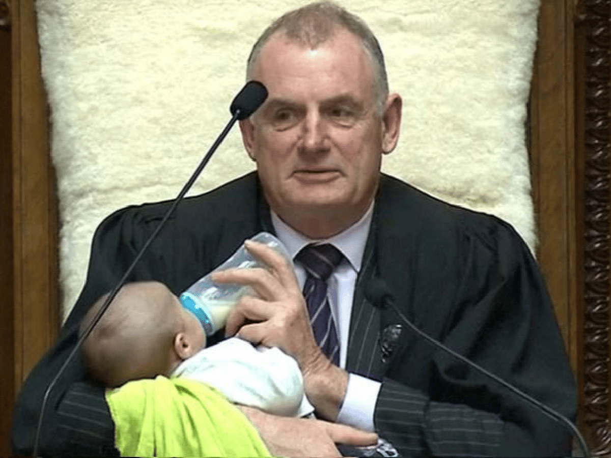El presidente del parlamento de Nueva Zelanda alimentó a un bebé en plena sesión