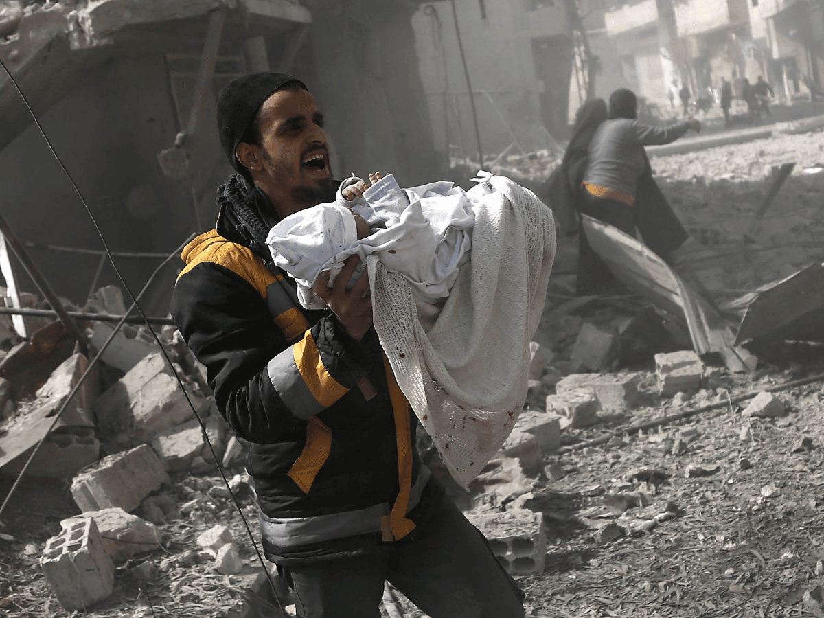 Cerca de 80 civiles sirios mueren en bombardeos contra bastión rebelde  