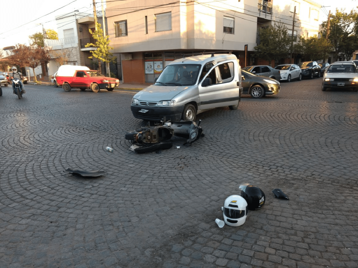 Motociclistas lesionados tras choque con camioneta   