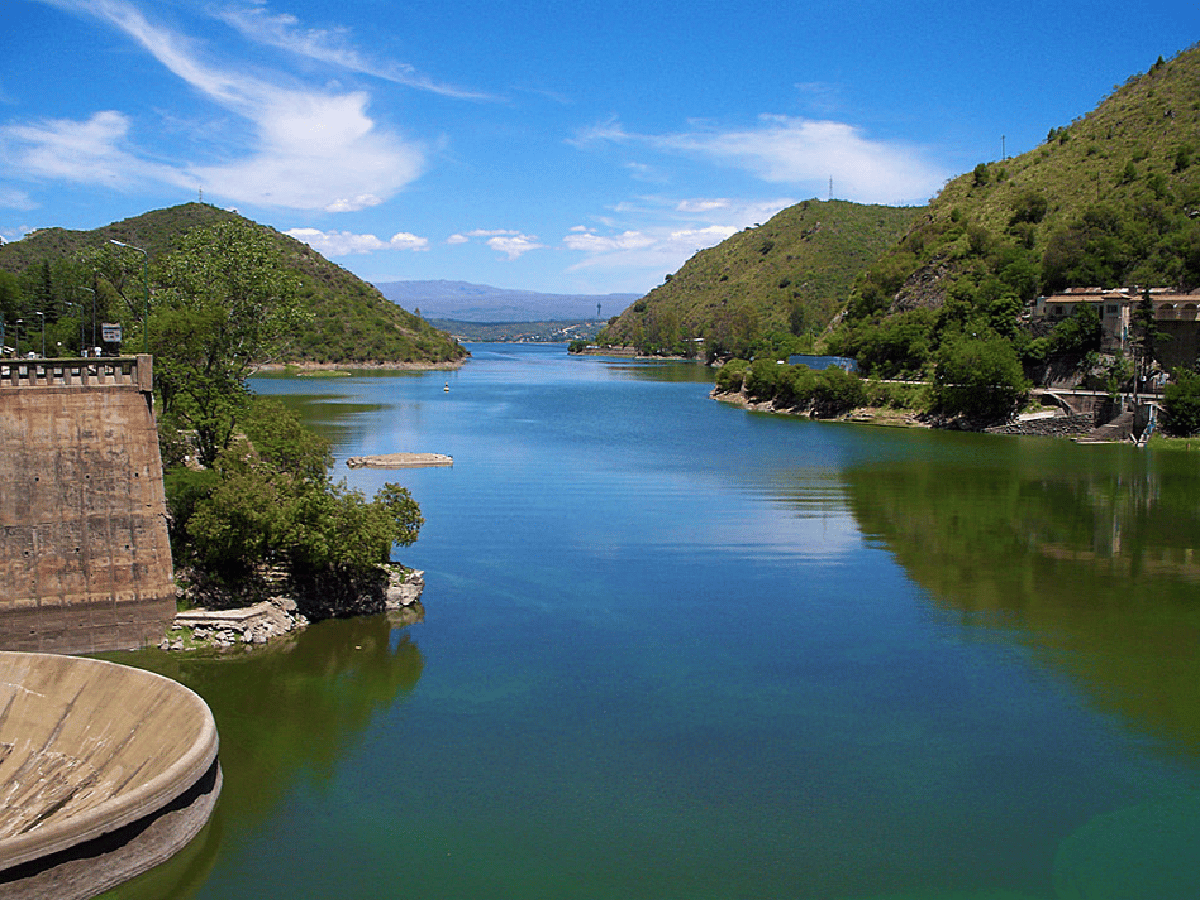 Villa Carlos Paz presentó un proyecto para sanear el lago San Roque con plantas acuáticas