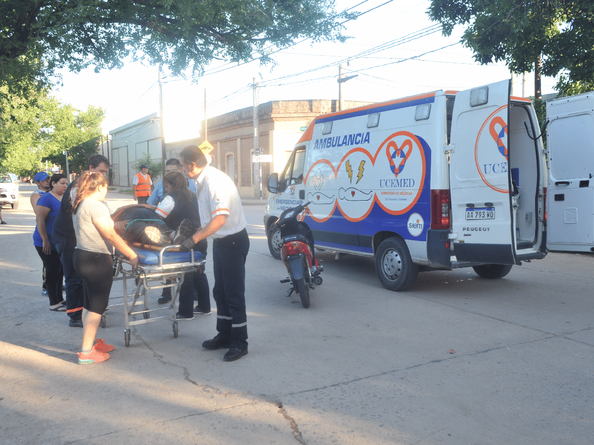 Dos heridos de gravedad al chocar una moto y una bici en barrio La Milka