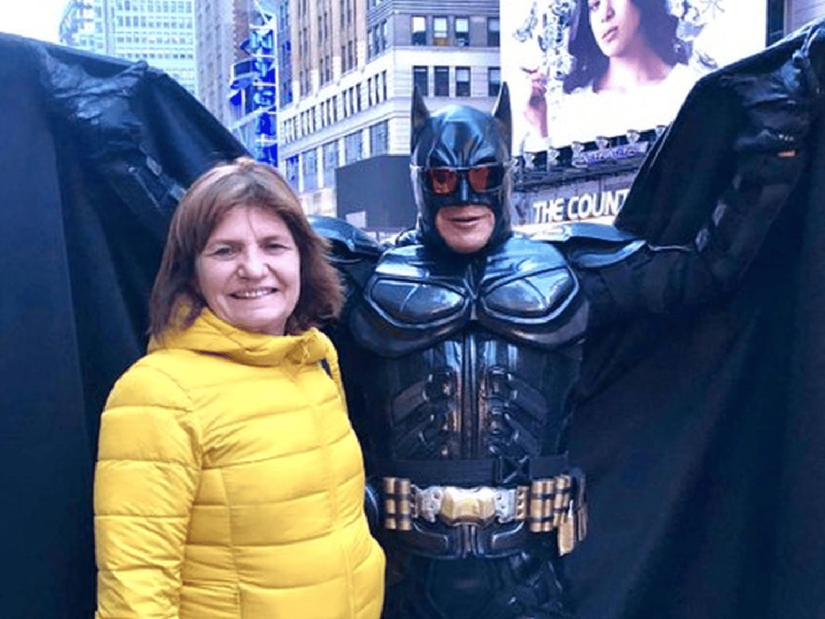 Patricia Bullrich cantó "Vamos a volver" junto a Batman en Nueva York