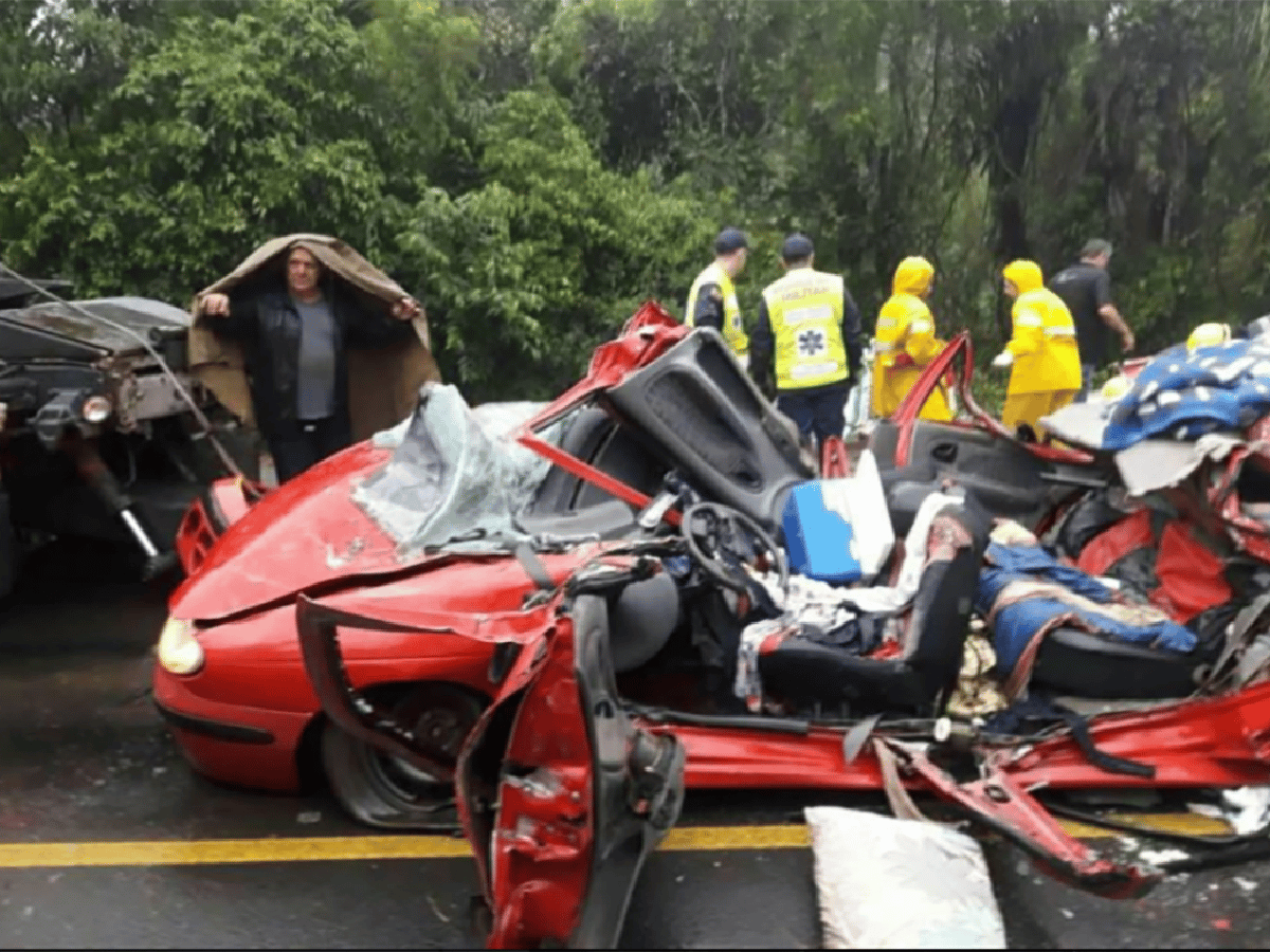 Tres argentinos murieron en Brasil: un acoplado aplastó el auto en el que viajaban