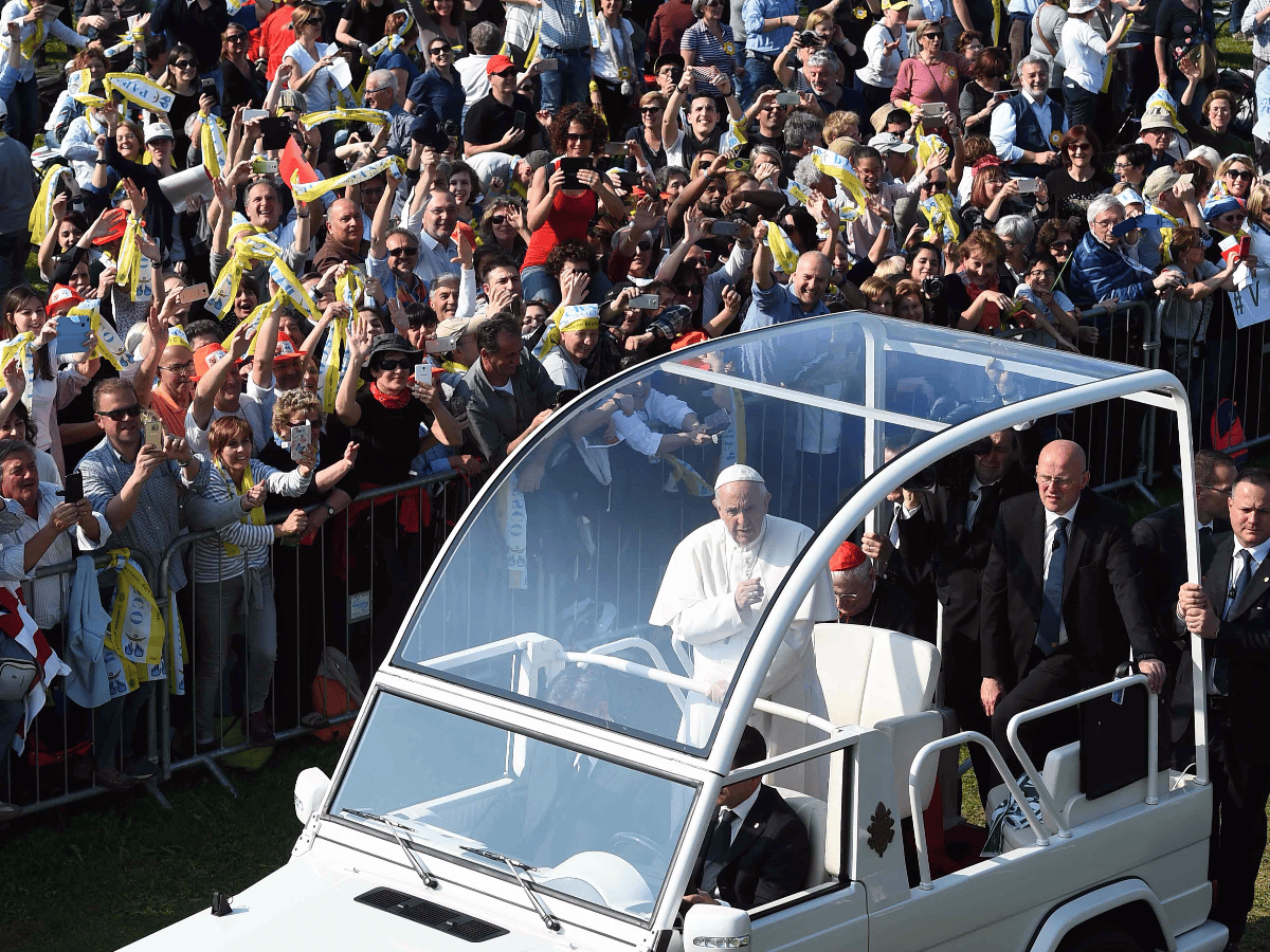 Un millón de fieles asistieron a la misa del Papa cerca a Milán 