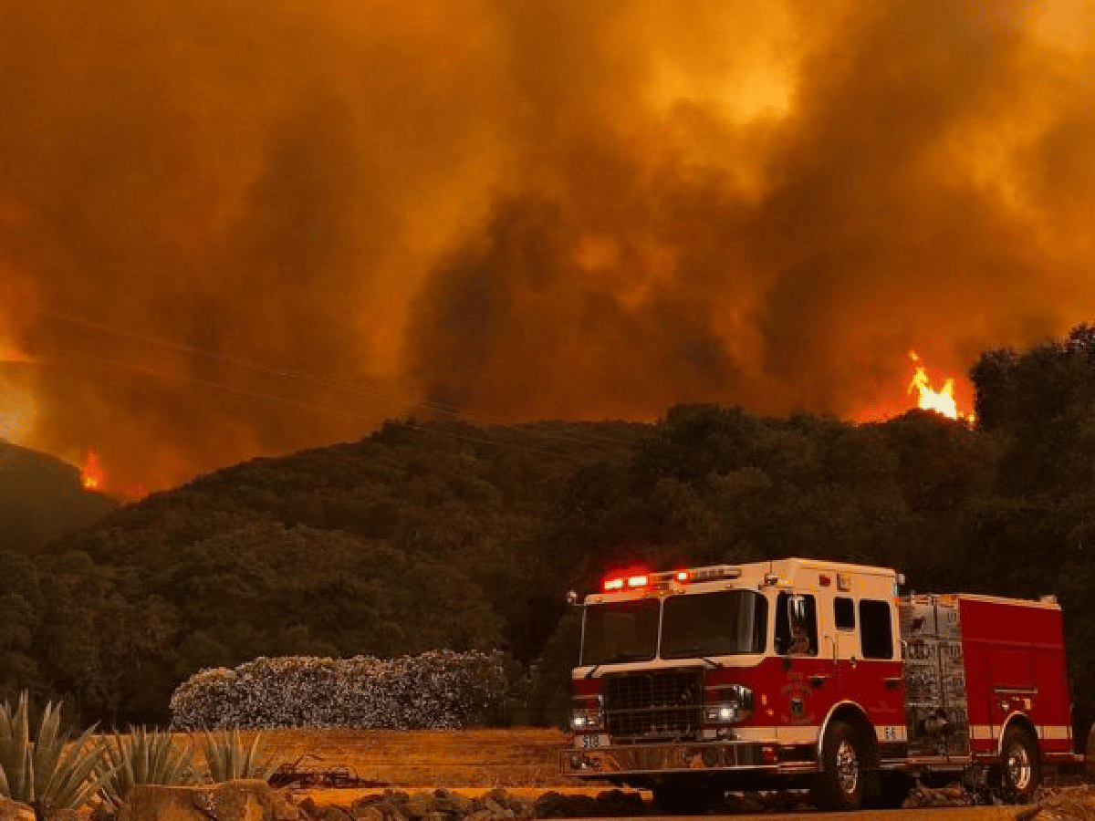 Al menos 17 muertos y más de 46.500 hectáreas arrasadas causaron los incendios en California