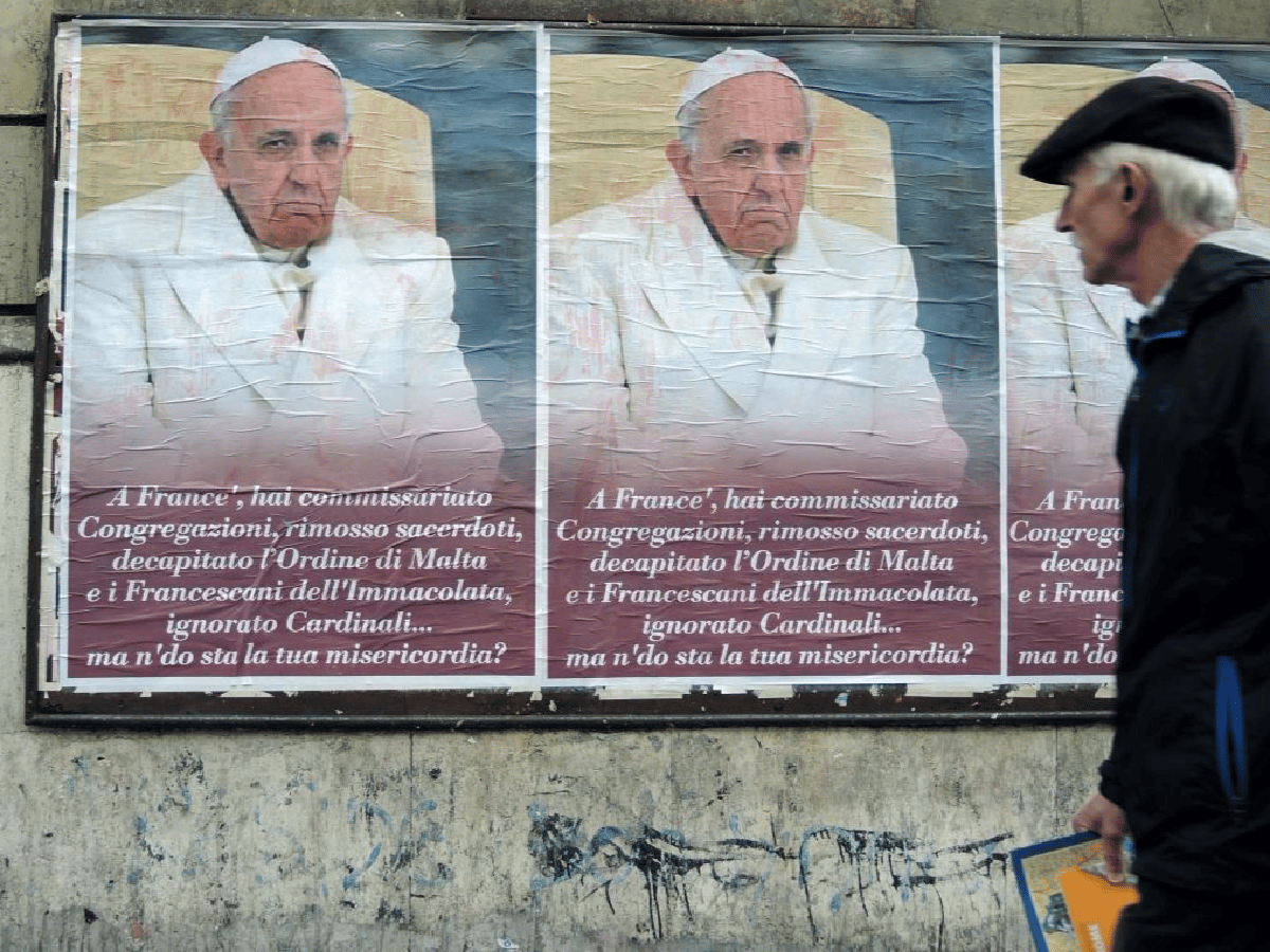 Policía investiga campaña con afiches contrarios al  papa Francisco en Roma  