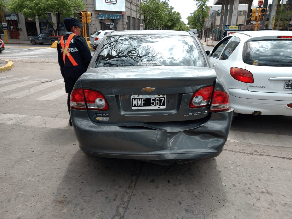 Una mujer herida leve al chocar dos automóviles