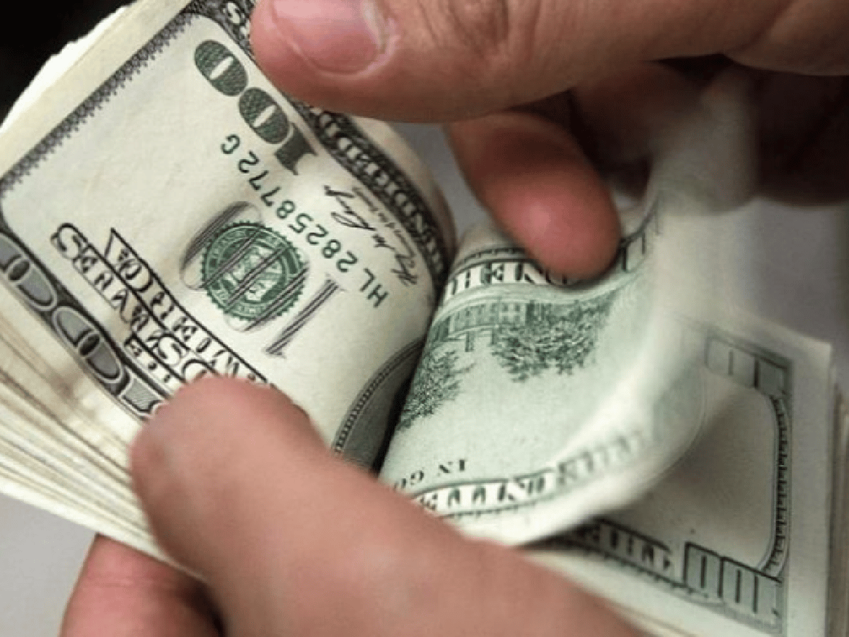 El dólar cerró en $38,03 para la venta al público