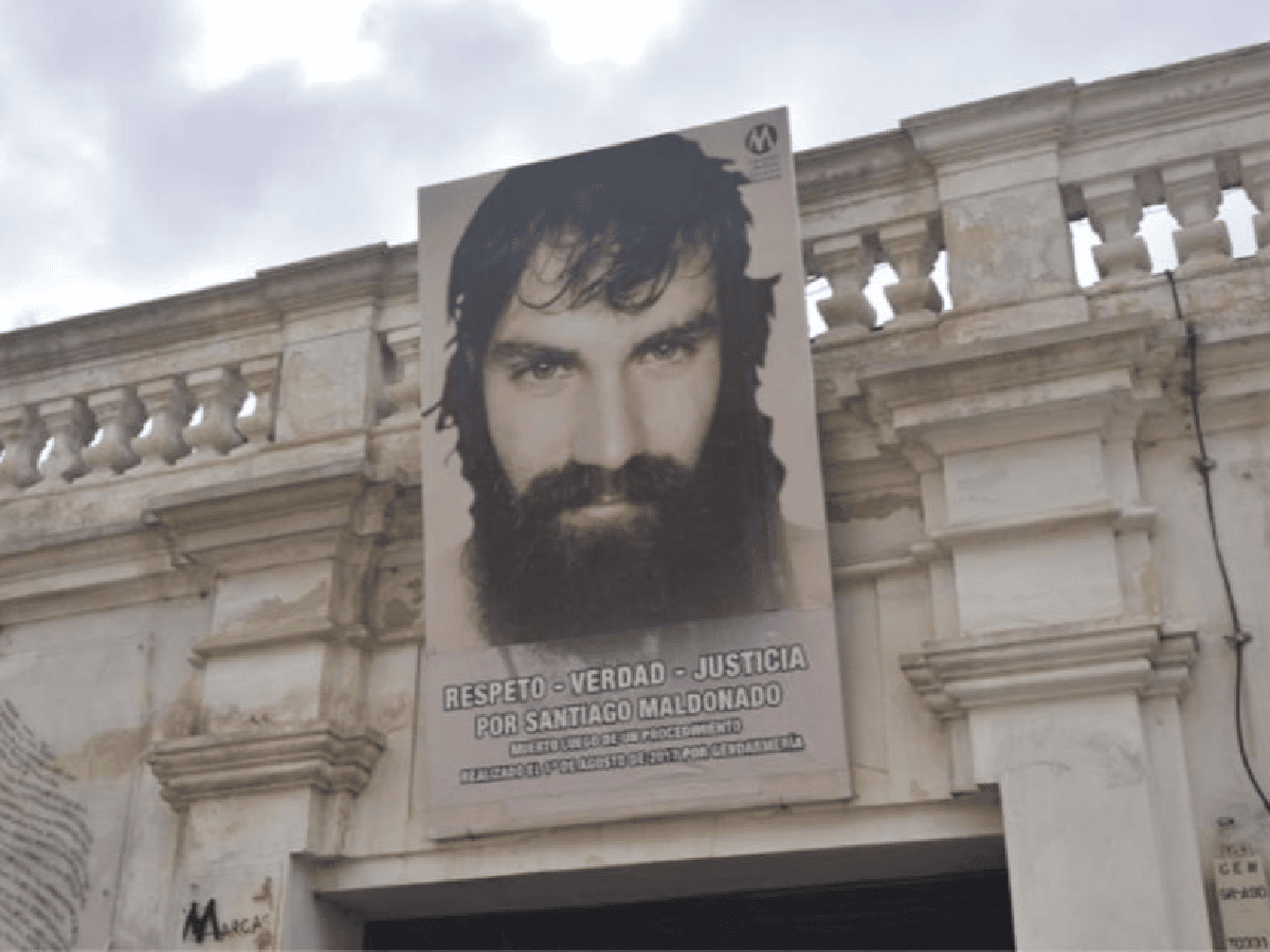 Sacaron el cartel de Santiago Maldonado de la fachada del Archivo de la Memoria