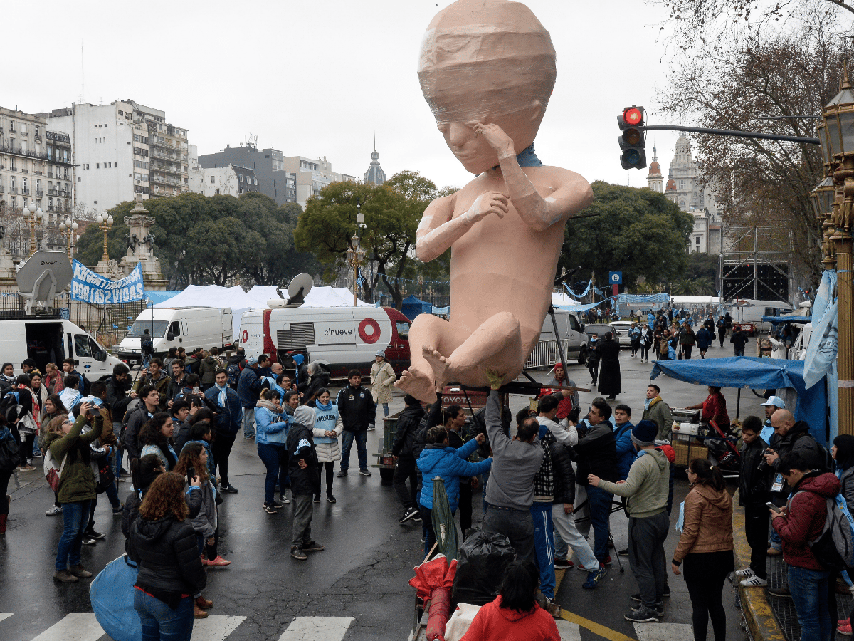 La historia detrás del bebé gigante de la marcha contra la despenalización del aborto