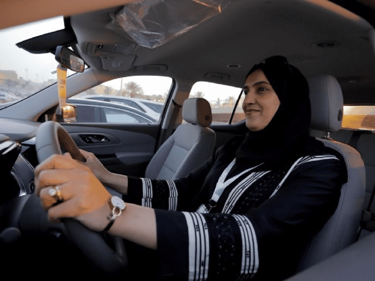 Detienen a feministas sauditas en vísperas de autorizar a las mujeres a conducir 