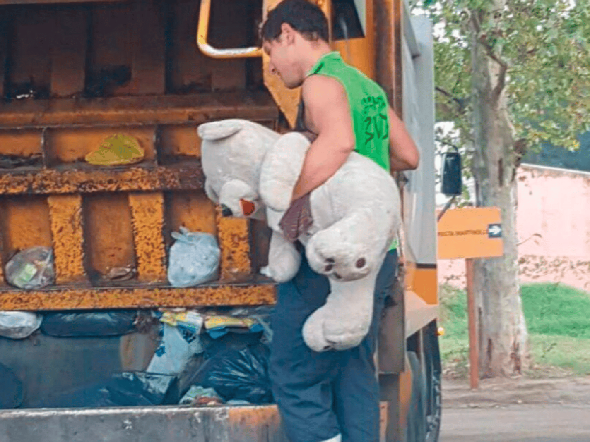 El recolector de residuos que piensa en niños sin juguetes