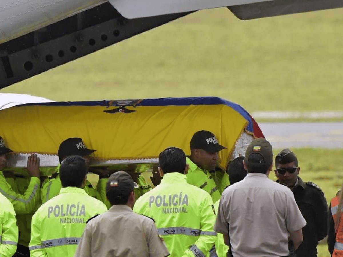 Ecuador recibe cuerpos de equipo de prensa para rendir último homenaje